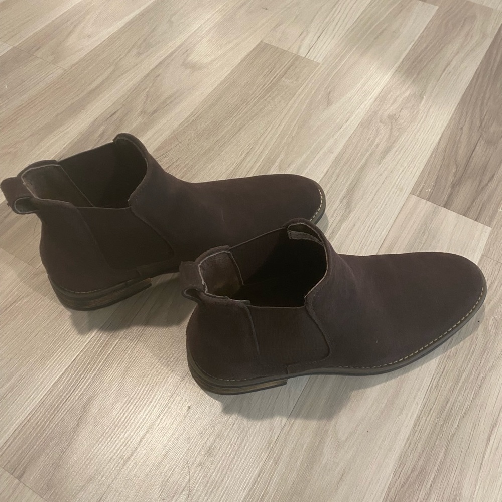 Bruno Marc dark brown suede chukka boots. Size 7.5. Worn less than 5 times.
